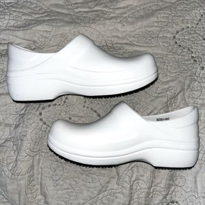 Women’s nursing shoes